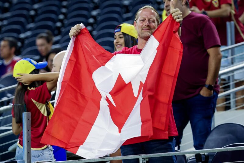 Canadá da la sorpresa y está en semifinales de la Copa América 2024 Aunque pocos, hinchas de Canadá se hicieron notar en el AT&T Stadium de Arlington (Texas) para el partido de cuartos de final con Venezuela. EFE/EPA/Kevin Jairaj