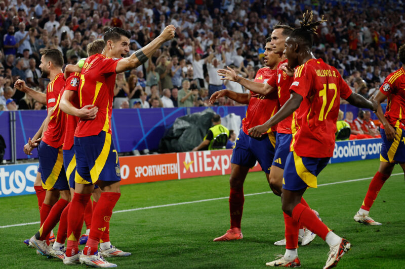 España vence a Francia y se instala en la Gran Final de la EURO 2024 Los jugadores de la selección española celebran el segundo gol del combinado español durante el partido de semifinales de la Eurocopa de fútbol que España y Francia disputan en Múnich. EFE/Alberto Estevez