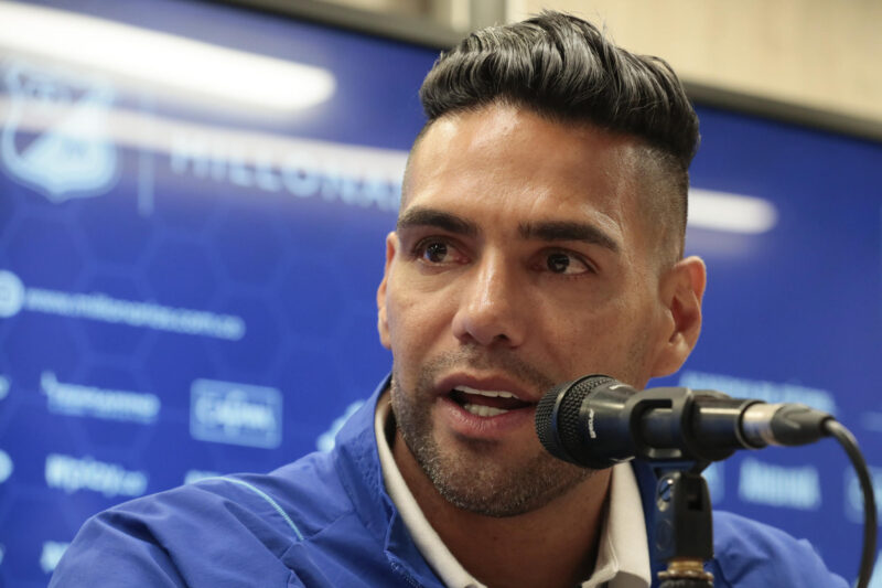 El delantero colombiano Radamel Falcao García fue registrado este martes, 16 de julio, durante una rueda de prensa previa a su presentación como nuevo refuerzo del club bogotano de fútbol Millonarios, en el estadio Nemesio Campín de Bogotá (Colombia). EFE/Carlos Ortega