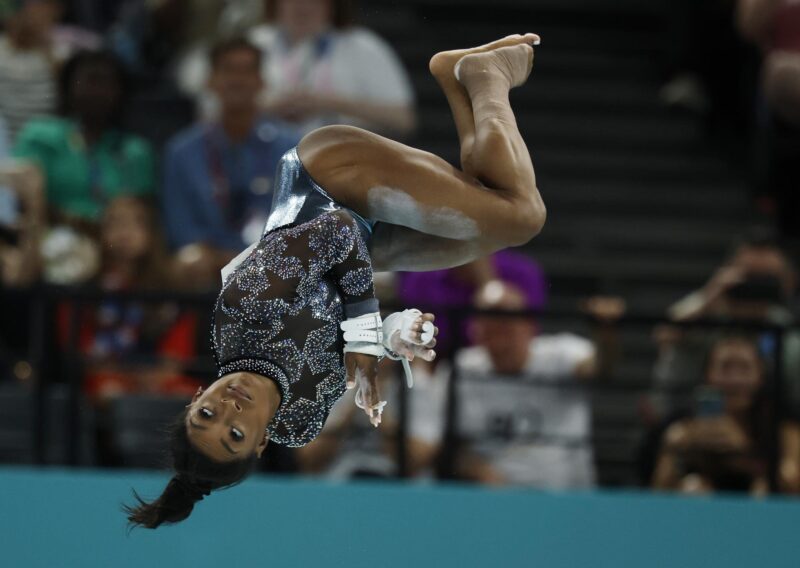La estadounidense Simone Biles en el Bercy Arena en Paris, Francia. EPA/CAROLINE BREHMAN