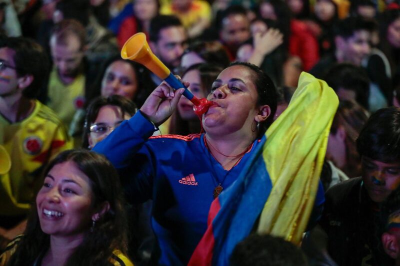 Aficionados de la selección colombiana de fútbol fueron registrados este miércoles, 10 de julio, al concentrarse para ver la transmisión de la segunda semifinal de la Copa América 2024 contra Uruguay, en el Parque de la 93 de Bogotá (Colombia). EFE/Carlos Ortega