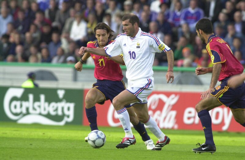 Messi y la lista de los 9 inmortales: ¿Sabes quiénes son los otros? El francés Zinedine Zidane avanza entre los españoles Alfonso Pérez y Pep Guardiola en los cuartos de final de la Eurocopa de 2000, en el estadio de Brujas. EFE