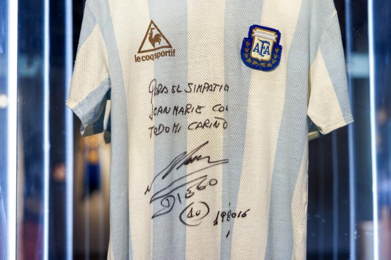 Se expone camiseta de Maradona del Mundial de 1986 a subasta La camiseta de la selección argentina que lució Diego Armando Maradona en las semifinales del Mundial de México 1986 se expone desde este viernes y hasta el 30 de julio en la sede de Sotheby's en Nueva York como antesala a su subasta el 22 de agosto. EFE/EPA/SARAH YENESEL