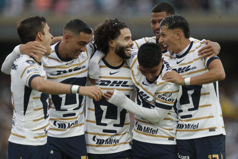 El mexicano César Huerta (c), extremo de los Pumas, fue registrado este domingo, 21 de julio, al celebrar, con varios compañeros, un gol que le anotó a Pachuca, durante un partido de la jornada cuatro del Torneo Apertura del fútbol en México, en el estadio Olímpico Universitario de Ciudad de México. EFE/Isaac Esquivel