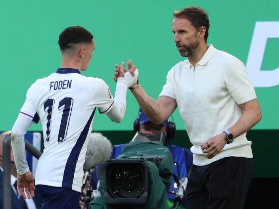 Inglaterra 5-3 Suiza: Resumen y estadísticas Dusseldorf (Germany), 06/07/2024.- Phil Foden (L) of England shakes hands with head coach Gareth Southgate (R) of England as he leaves the pitch during the UEFA EURO 2024 quarter-finals soccer match between England and Switzerland, in Dusseldorf, Germany, 06 July 2024. (Alemania, Suiza) EFE/EPA/GEORGI LICOVSKI