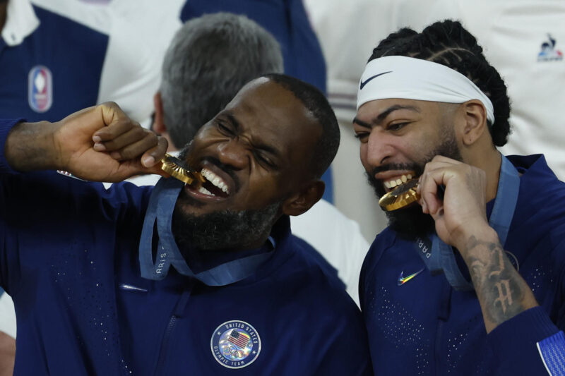 PARIS, 10/08/2024.- Los jugadores de Estados Unidos Anthony Davis y LeBron James celebran con la medalla de oro de Baloncesto masculino, entre Francia y EEUU, de los Juegos Olímpicos de París 2024 este sábado, en el Bercy Arena de la capital gala. EFE/ Juanjo Martin