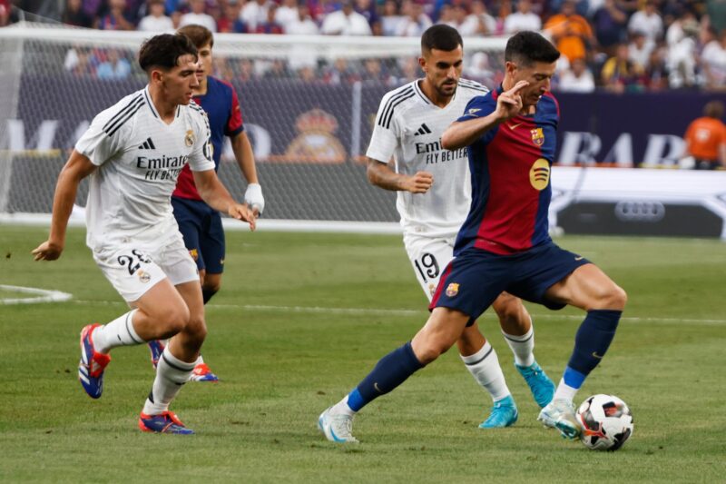 East Rutherford (United States), 03/08/2024.- Robert Lewandowski (R) of FC Barcelona in action during the first half of the Champions Tour Live soccer match between Real Madrid CF and FC Barcelona in East Rutherford, New Jersey, USA, 03 August 2024. EFE/EPA/KENA BETANCUR
