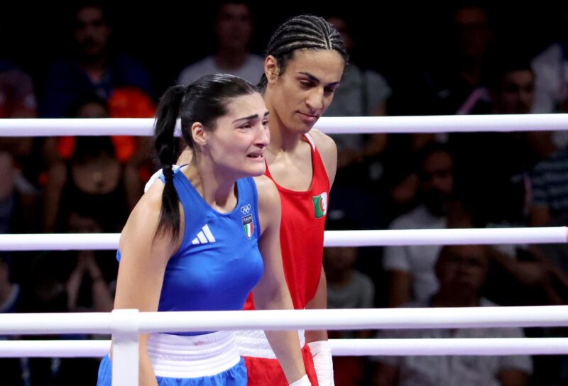 Villepinte (France), 01/08/2024.- Angela Carini (L) of Italy abandons her bout in the Women 66kg preliminaries round of 16 against Imane Khelif of the Boxing competitions in the Paris 2024 Olympic Games, at the North Paris Arena in Villepinte, France, 01 August 2024. (Francia, Italia, París 2024) EFE/EPA/YAHYA ARHAB
