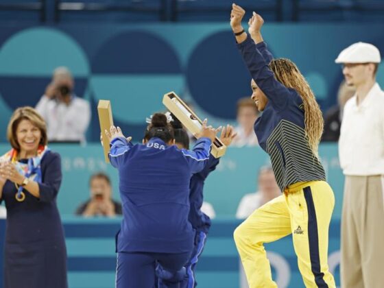 París 2024: Rebeca Andrade gana el oro y la alabanza de Simone Biles Rebeca Andrade recibe el reconocimiento de Simone Biles y Jordan Chiles en París 2024.
