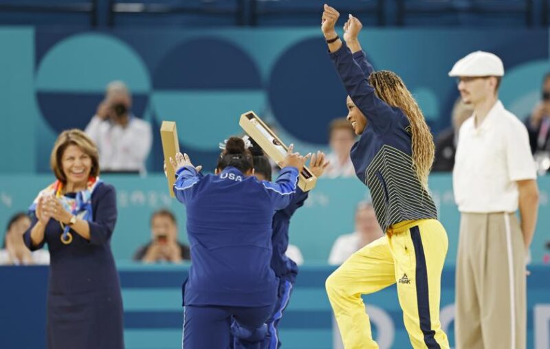 Rebeca Andrade recibe el reconocimiento de Simone Biles y Jordan Chiles en París 2024.