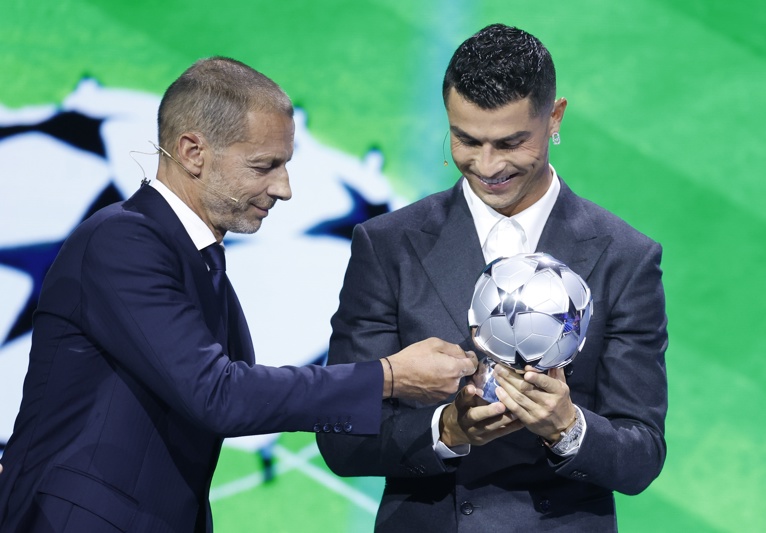 Cristiano Ronaldo recibe el premio al máximo goleador de la Champions League