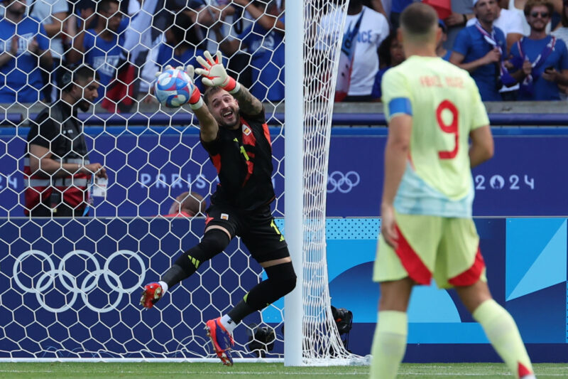 PARIS, 09/08/2024.- El portero español Arnau Tenas (i) no logra para el gol del francés Enzo Millot durante el partido por la medalla de oro de los Juegos Olímpicos de París 2024 que Francia y España disputan este viernes en el Parc des Princes, de Paris . EFE/ Kiko Huesca
