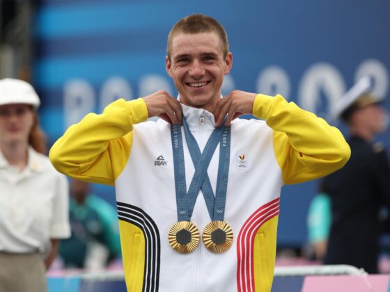 París 2024: Remco Evenepoel, doblete del ciclista para la historia París (France), 03/08/2024.- Remco Evenepoel of Belgium poses with his gold medals after the medal ceremony for the Men's Road Cycling Race of the Paris 2024 Olympic Games in Paris, France, 03 August 2024. (Ciclismo, Bélgica, Francia) EFE/EPA/CHRISTOPHE PETIT TESSON