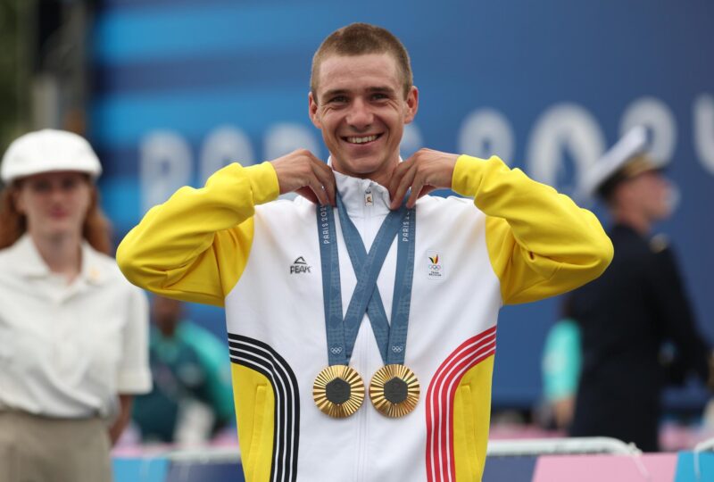 París (France), 03/08/2024.- Remco Evenepoel of Belgium poses with his gold medals after the medal ceremony for the Men's Road Cycling Race of the Paris 2024 Olympic Games in Paris, France, 03 August 2024. (Ciclismo, Bélgica, Francia) EFE/EPA/CHRISTOPHE PETIT TESSON