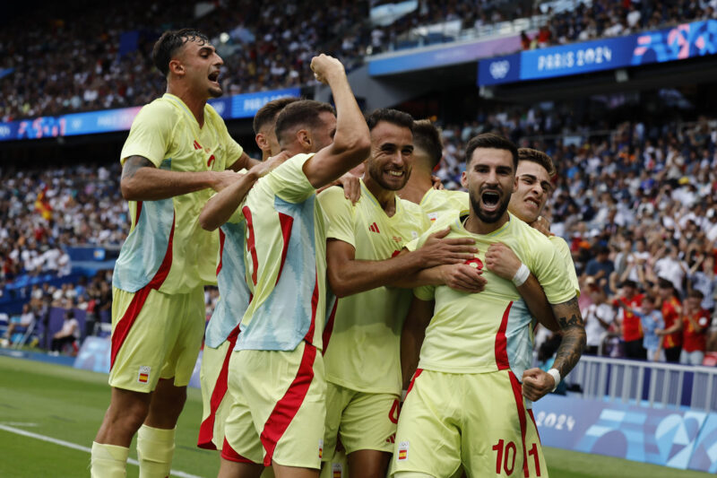 PARIS, 09/08/2024.- El español Alex Baena (2d) celebra con sus compañeros tras anotar un gol ante Francia durante el partido por la medalla de oro de los Juegos Olímpicos de París 2024 que Francia y España disputan este viernes en el Parc des Princes, de Paris . EFE/ Kiko Huesca
