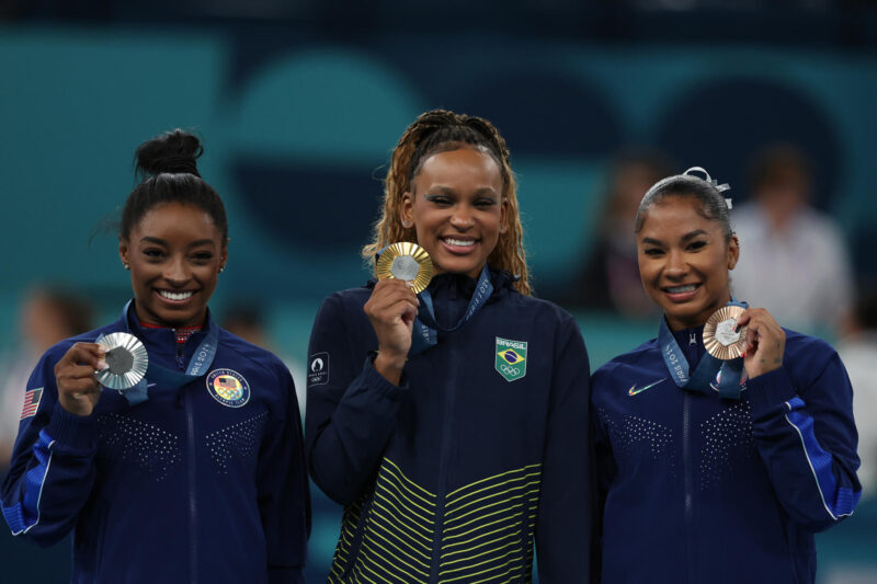 París 2024: TAS anula decisión que le dio el bronce a Jordan Chiles La gimnasta brasileña Rebeca Andrade (c), oro; y las estadounidense Simone Biles (i), plata, y Jordan Chiles (d), bronce, posan durante la ceremonia de entrega de medallas de la final de suelo femenino de gimnasia artística de los Juegos Olímpicos de París 2024, en el pabellón Bercy Arena, este lunes, en París. EFE/ Miguel Gutiérrez