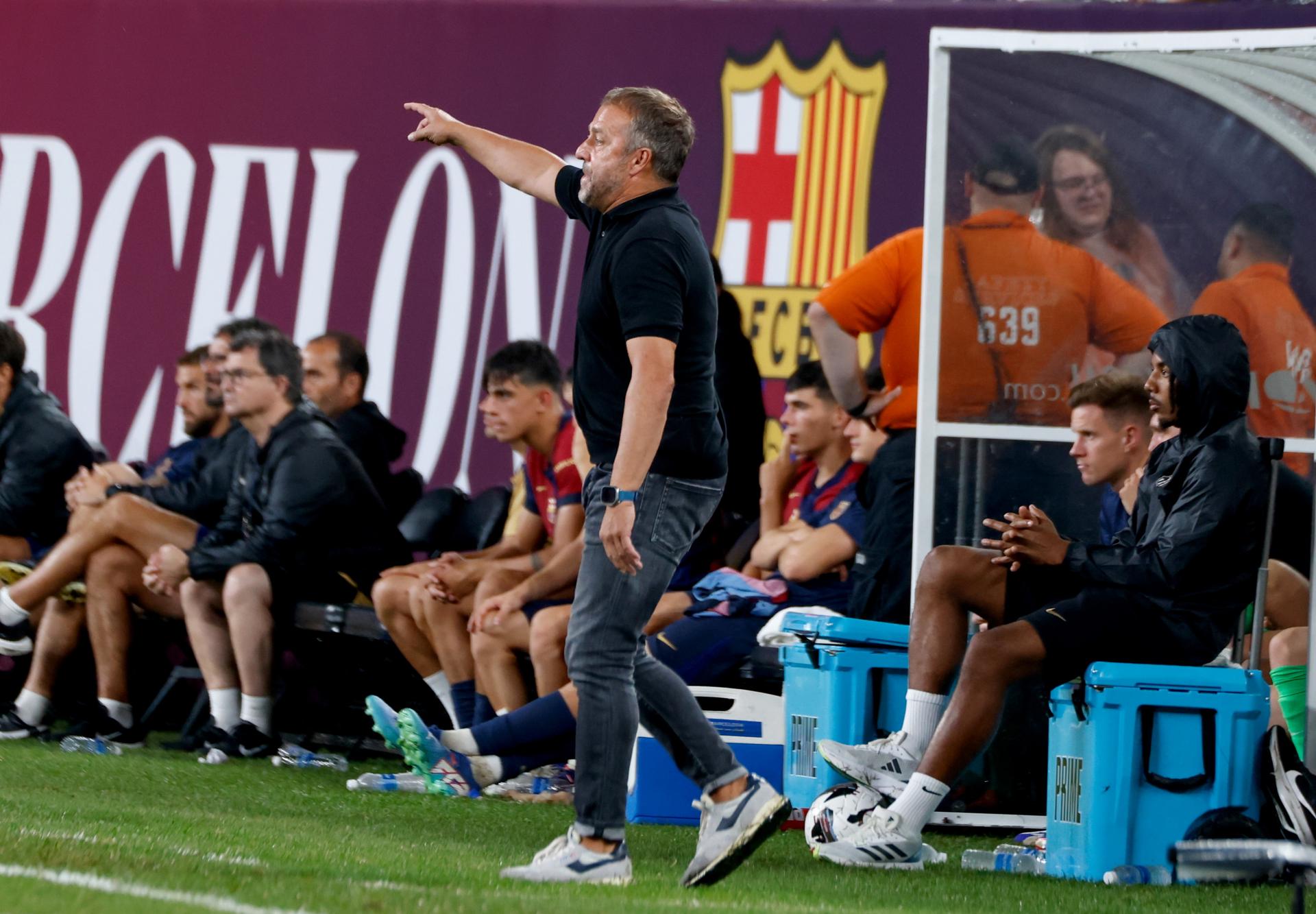 Hansi Flick (C), entrenador del Barcelona, reacciona desde el banquillo durante el partido del Champions Tour que enfrentó a su equipo contra el Real Madrid CF, en East Rutherford, Nueva Jersey. EFE/EPA/KENA BETANCUR