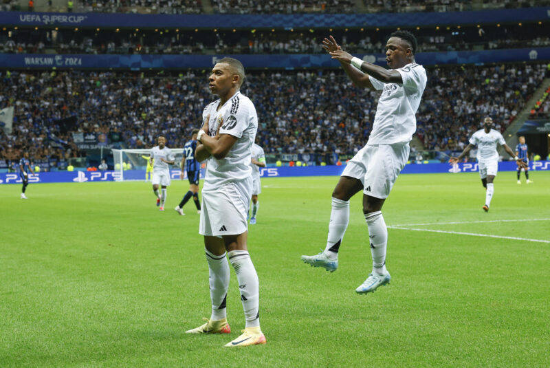 VARSOVIA, 14/08/2024.- El delantero francés del Real Madrid Kylian Mbappé (i) celebra su gol durante la disputa de la Supercopa de Europa de fútbol que Real Madrid y Atalanta juegan este miércoles en el Estadio Nacional de Polonia, en Varsovia.EFE/ Mariscal