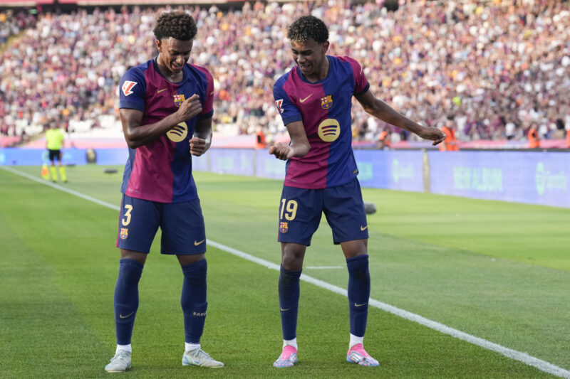 El delantero del Barcelona Lamine Yamal (d) celebra con Álex Balde tras marcar ante el Athletic, durante el partido de Liga en Primera División que FC Barcelona y Athletic Club disputan este sábado en el Estadio Olímpico Lluis Companys. EFE/Alejandro García