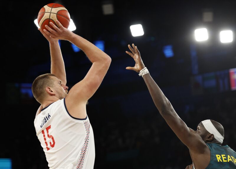 El serbio Nikola Jokic durante el partido de cuartos de final que han jugado Australia y Serbia en el Bercy Arena en París.EFE/EPA/CAROLINE BREHMAN