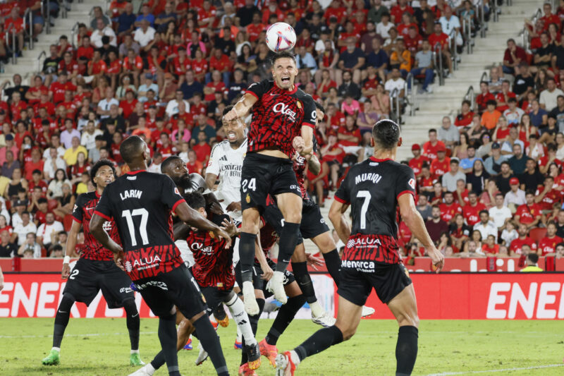 PALMA, 18/08/2024.- El defensa eslovaco del RCD Mallorca Martin Valjent (c) remata de cabeza durante el partido de LaLiga entre el RCD Mallorca y el Real Madrid, este domingo en el estadio de Son Moix, en Palma. EFE/CATI CLADERA