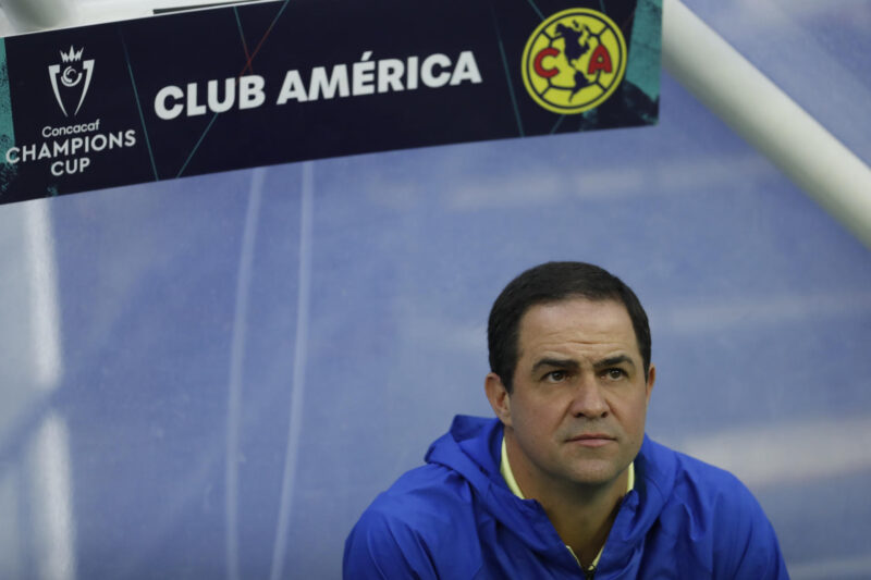 Fotografía de archivo del entrenador del América Andre Soares durante un partido celebrado en el estadio Azteca de la Ciudad de México (México). EFE/ Sáshenka Gutiérrez
