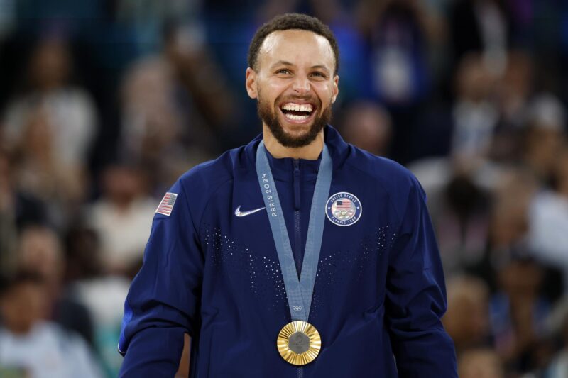 El basquetbolista estadounidense Stephen Curry sonríe con su medalla de oro de los Juegos Olímpicos de París 2024. EFE/CAROLINE BREHMAN