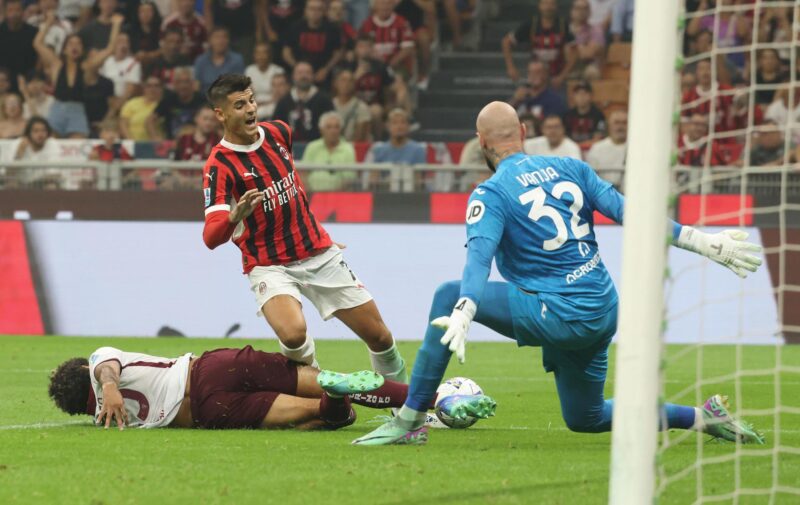 Milan (Italy), 17/08/2024.- Con un gol en el minuto 89, el español Álvaro Morata, suplente en su debut, reanimó al Milan ante el Torino y comandó la remontada que materializó el suizo Noah Okafor en el tiempo añadido ante el Torino (2-2), que con el colombiano Duvan Zapata como líder se colocó con una ventaja de dos goles.EFE/EPA/MATTEO BAZZI
