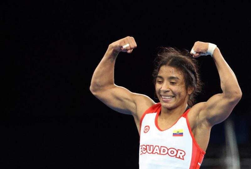 La luchadora ecuatoriana Lucía Yépez Guzmán en la categoría de lucha libre femenina de hasta 53 kilos ante la alemana Annika Wendle. (Ecuador) EFE/EPA/YAHYA ARHAB