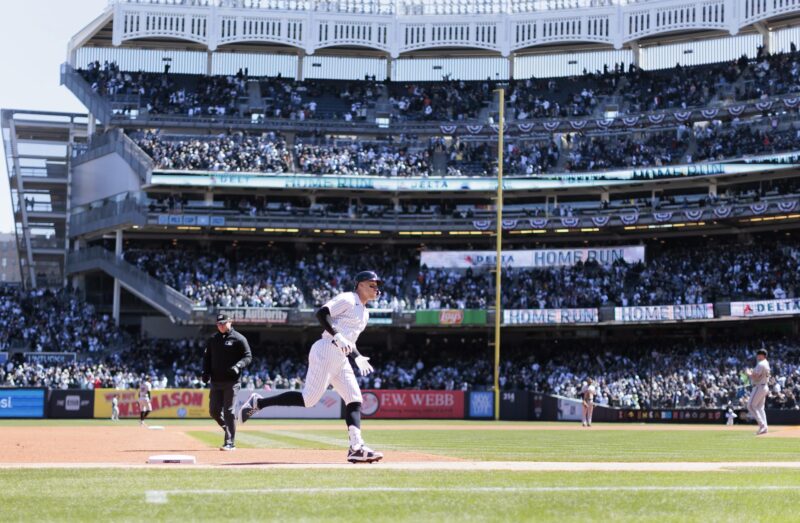 Fotografía de archivo en la que se registró a Aaron Judge (c-i), jardinero y bateador estrella de los Yanquis de Nueva York, tras conectar un jonrón en el Yankee Stadium. EFE/Justin Lane