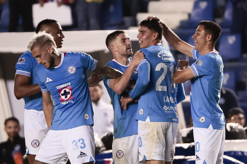 Jugadores del Cruz Azul celebran una anotación en el estadio Ciudad de los Deportes en Ciudad de México. Imagen de archivo. EFE/José Méndez