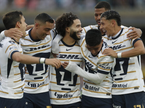 Pumas aplasta 3-0 a Atlético San Luis; Chino Huerta brilla con doblete Fotografía de archivo en la que se registró a César Huerta (c), al celebrar uno de sus goles con el club mexicano de fútbol Pumas, en el estadio Olímpico Universitario de Ciudad de México. (Canadá) Huerta anotó el primer gol en la victoria a domicilio 0-2 sobre los Vancouver Whitecaps de Canadá, en partido de los dieciseisavos de final de la Leagues Cup. EFE/Isaac Esquivel