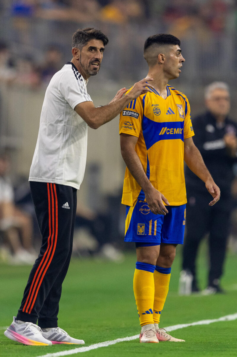 Veljko Paunović (i) director técnico de Tigres habla con Juan Brunetta. Imagen de archivo. EFE/ Carlos Ramirez