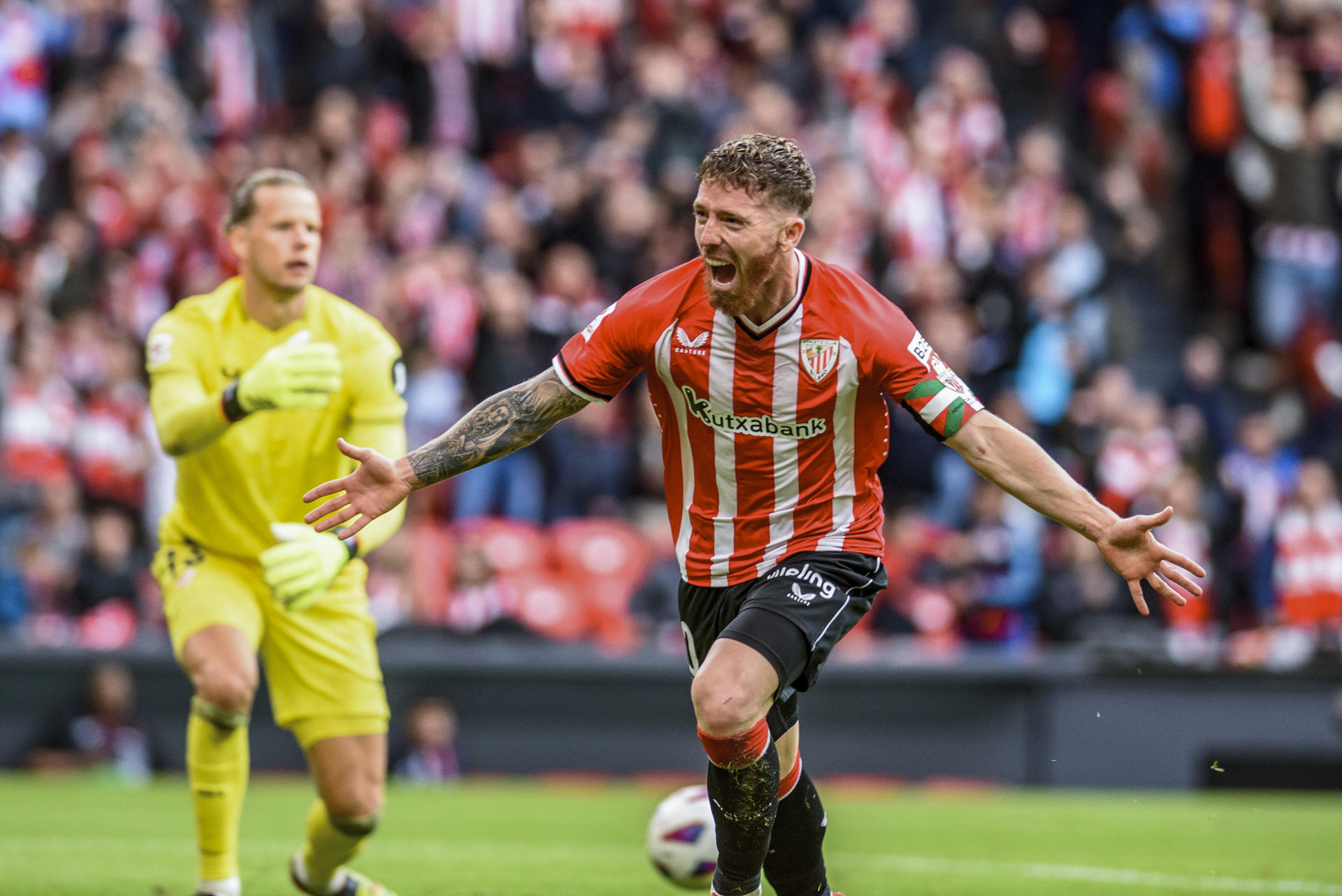 Fotografía de archivo del exjugador del Athletic Bilbao Iker Muniain al anotar un gol ante el Sevilla en un partido de la liga española. EFE/Javier Zorrilla