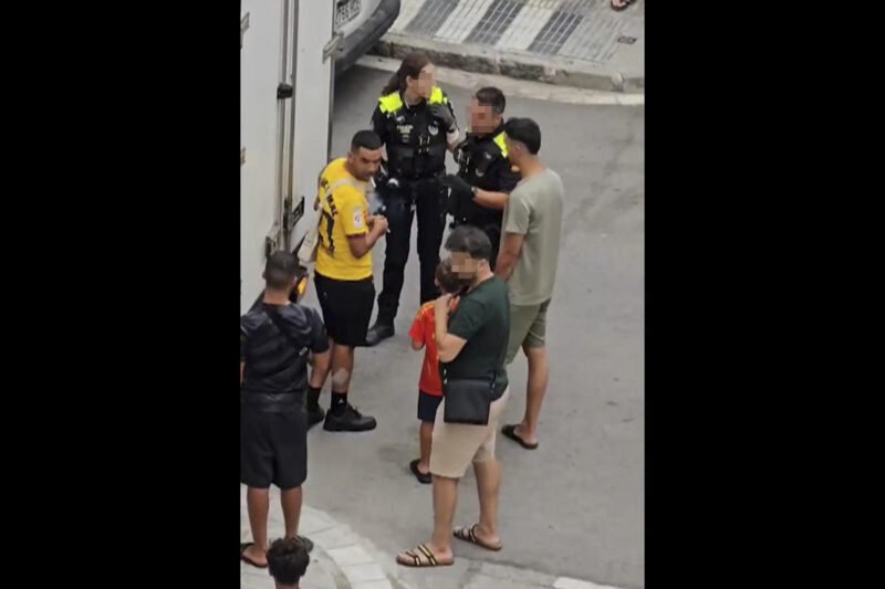 MATARÓ (BARCELONA), 15/08/2024.- Captura del vídeo grabado por un vecino de la zona en el que se ve una intervención de la Policía Local de Mataró tras un altercado entre varios hombres y Mounir Nasraoui, el padre del jugador internacional del F.C. Barcelona Lamine Yamal, que explica a los agentes que le habían agredido. Nasraoui, posteriormente fue apuñalado y permanece ingresado en el hospital universitario Germans Trias i Pujol de Badalona, Can Ruti, con heridas de diversa consideración. Tres personas han sido detenidas por los Mossos d'Esqudra por su presunta participación. EFE/ Hassan El Harrak **SOLO USO EDITORIAL