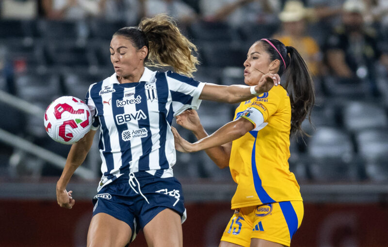Marie Burkenroad (i) de Monterrey disputa el balón con Cristina Ferral de Tigres. Imagen de archivo. EFE/ Miguel Sierra