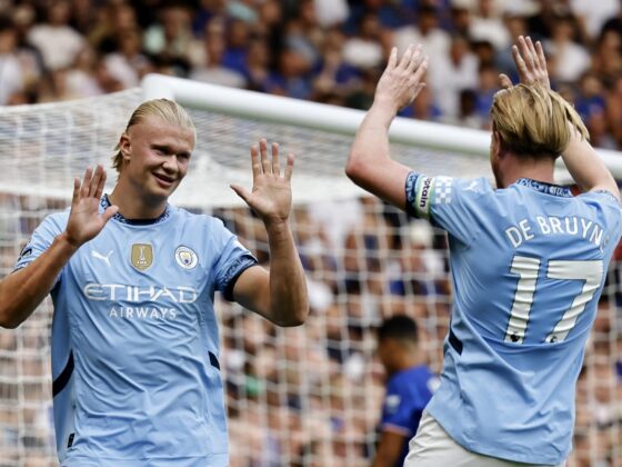 Manchester City alivia su crisis con una victoria luego de un mes Haaland celebra el 0-1 con De Bruyne Manchester City. EFE/EPA/TOLGA AKMEN.