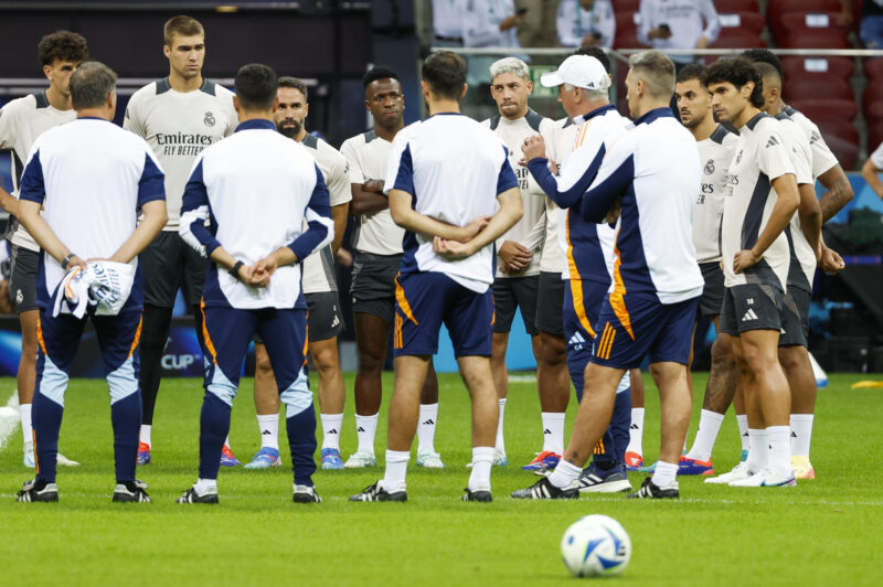 VARSOVIA , 13/08/2024.- El entrenador del Real Madrid, el italiano Carlo Ancelotti (5d), da instrucciones a sus jugadores en el entrenamiento del equipo este martes en Varsovia, en la víspera del partido de la Supercopa de Europa de fútbol que enfrenta a su equipo con el Atalanta. EFE/ Mariscal