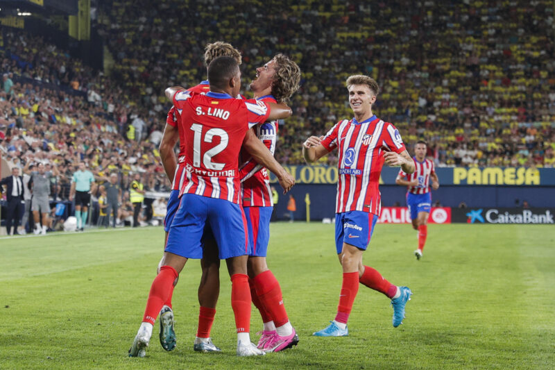 El centrocampista del Atlético de Madrid Marcos Llorente celebra con sus compañeros un gol ante el Villarreal este lunes, en un partido de la primera jornada de LaLiga EA Sports, entre el Villarreal CF y el Atlético de Madrid, en el Estadi de la Ceràmica de Villarreal (Comunidad Valenciana). EFE/ Manuel Bruque
