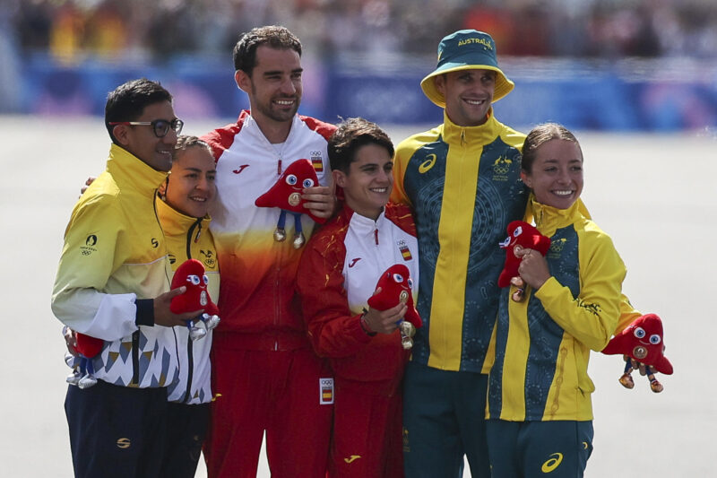 - Los atletas españoles Álvaro Martín (c-i) y María Pérez (c-d), oro; junto a los ecuatorianos Brian Daniel Pintado (i) y Glenda Morejón (2i), plata; y los australianos Rhydan Cowley (2d) y Jemima Montag, bronce. EFE/ Miguel Gutiérrez