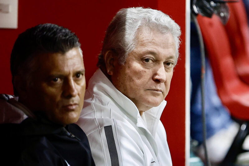 Fotografía de archivo en la que se registró al entrenador del club mexicano de fútbol Mazatlán, Víctor Manuel Vucetich (d), durante un partido en el estadio Nemesio Diez de la ciudad de Toluca (México). EFE/Felipe Gutiérrez