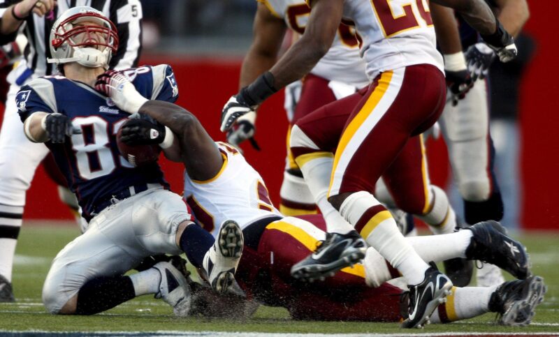 Fotografía de archivo en la que se registró un instante de otro encuentro entre los Patriots de Nueva Inglaterra y los Commanders de Washington, durante un partido de la NFL. EFE/Matt Campbell