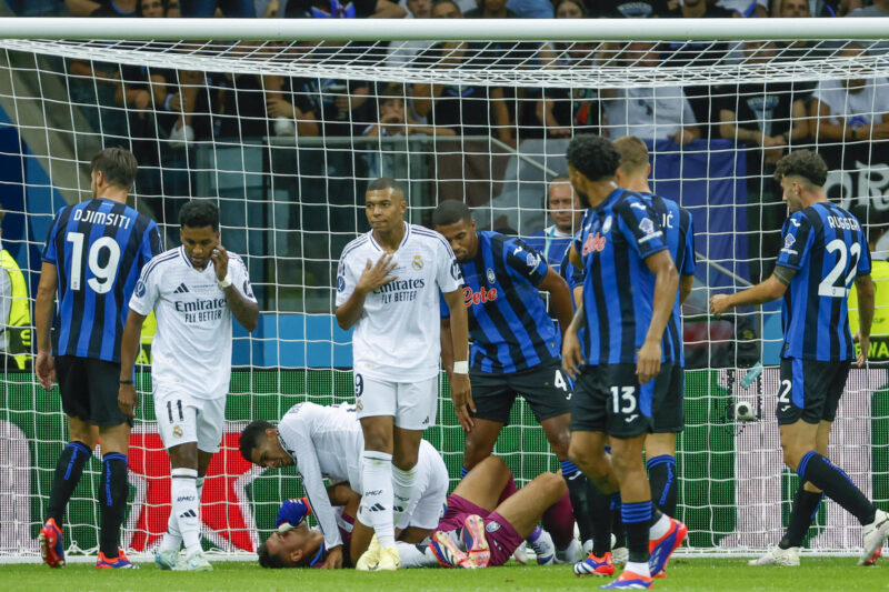 Kylian Mbappé se estrena como goleador del Real Madrid en la Supercopa El guardameta del Atalanta Juan Musso (3i. abajo) en el suelo tras un choque con el británico Jude Bellingham (3i. arriba), del Real Madrid, durante la disputa de la Supercopa de Europa de fútbol que Real Madrid y Atalanta juegan este miércoles en el Estadio Nacional de Polonia, en Varsovia.EFE/ Mariscal