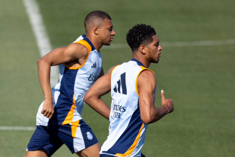 El francés Kylian Mbappé y el inglés Jude Bellingham durante el entrenamiento de este sábado del Real Madrid. EFE/ Daniel Gonzalez
