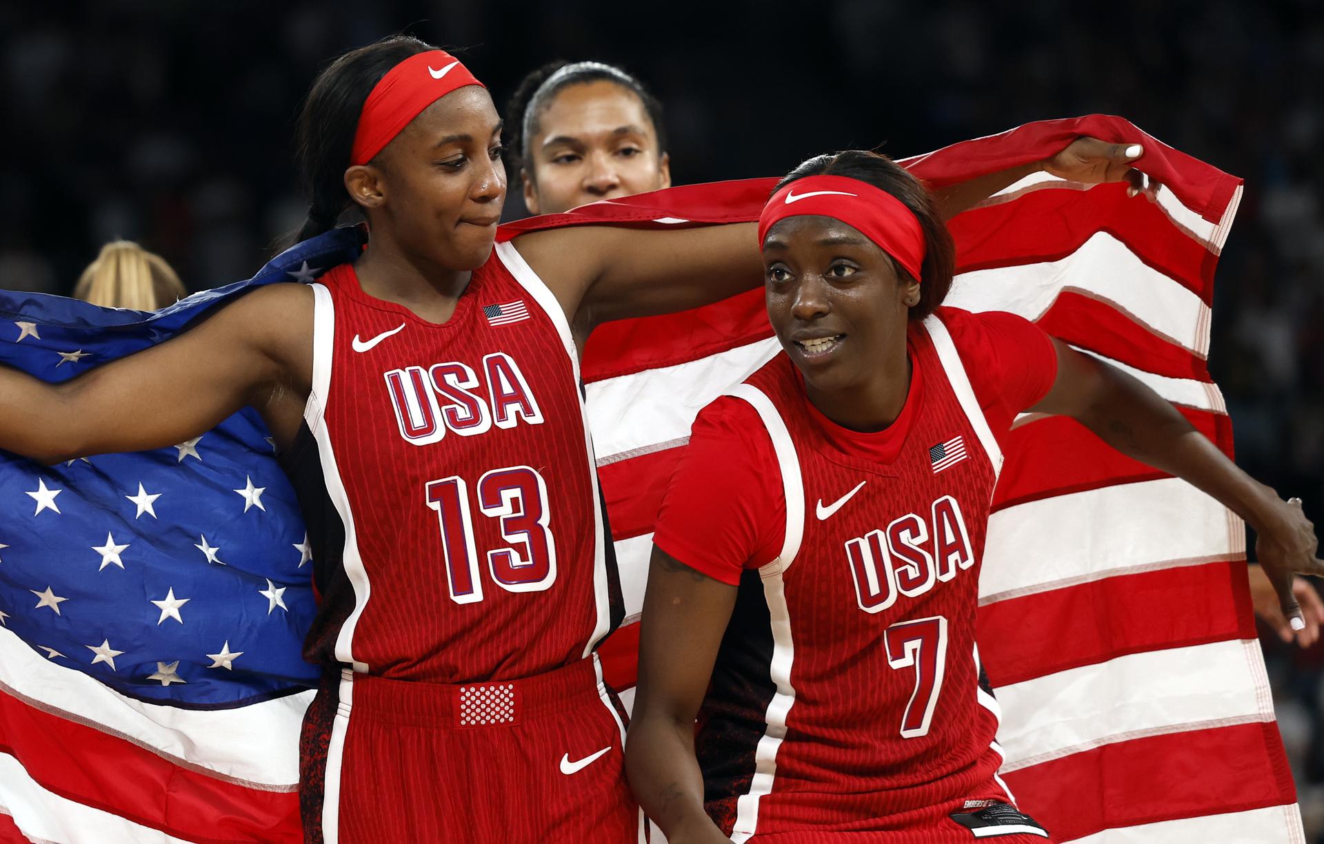Jackie Young (I) y Kahleah Copper (d) celebran la victoria en la final de baloncesto femenino. EFE/EPA/CAROLINE BREHMAN