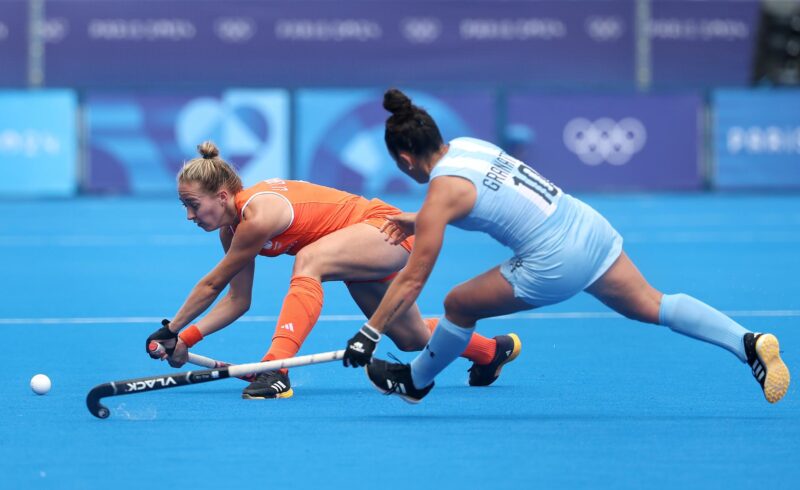 París 2024: tercer bronce para las 'Las Leonas' en los Olímpicos La argentina Maria Granato (d) persigue a la neerlandesa Renee van Laarhoven. EFE/EPA/CHRISTOPHE PETIT TESSON