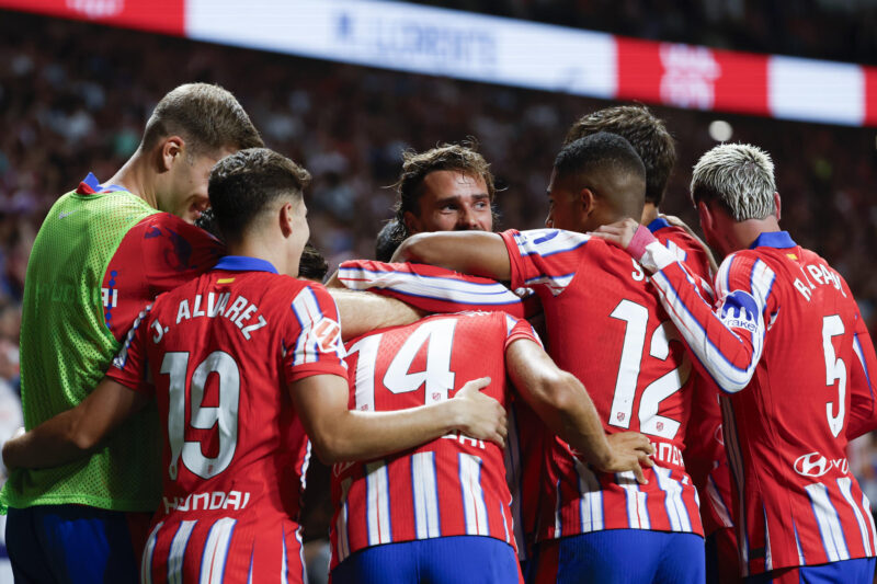 El centrocampista del Atlético Marcos Llorente (3i, de espaldas) celebra con sus compañeros tras marcar el segundo gol ante el Girona, durante el partido de la segunda jornada de Liga de Primera División que Atlético de Madrid y Girona disputan esta tarde en el Civitas Metropolitano, en Madrid. EFE/Mariscal