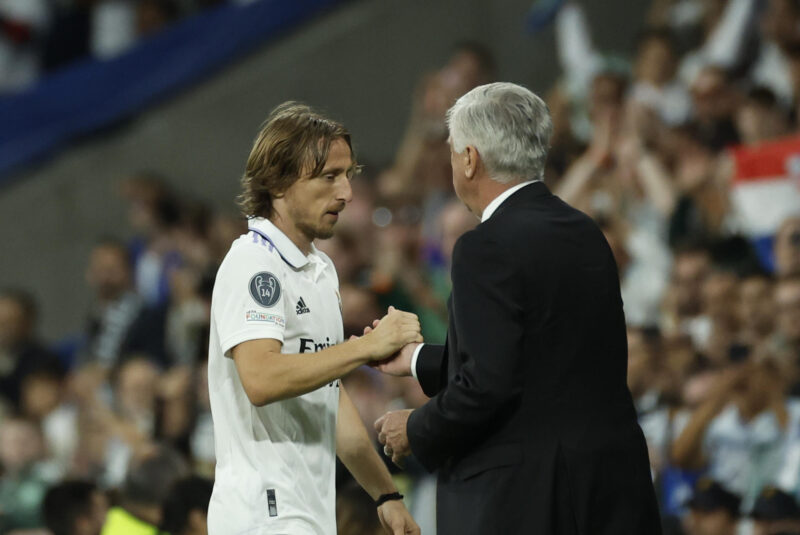 El entrenador del Real Madrid, Carlo Ancelotti (d), felicita al centrocampista croata Luka Modric (i) tras ser sustituido n un partido de la pasada temporada. EFE/ Juanjo Martín