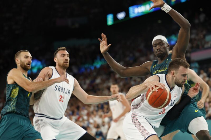 El serbio Marko Guduric (d) en acción ante el australiano Duop Reath durante el partido de cuartos de final que han jugado Australia y Serbia en el Bercy Arena en París. EFE/EPA/CAROLINE BREHMAN