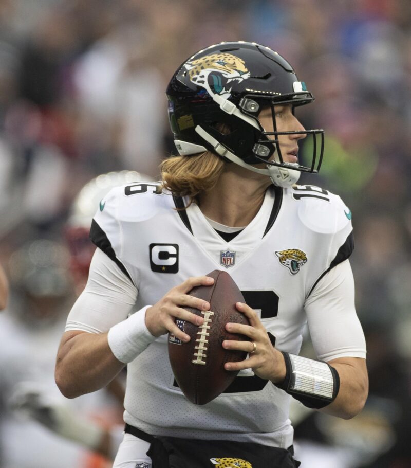 Fotografía de archivo en la que se registró al mariscal de campo de los Jaguars de Jacksonville, Trevor Lawrence. EFE/CJ Gunther